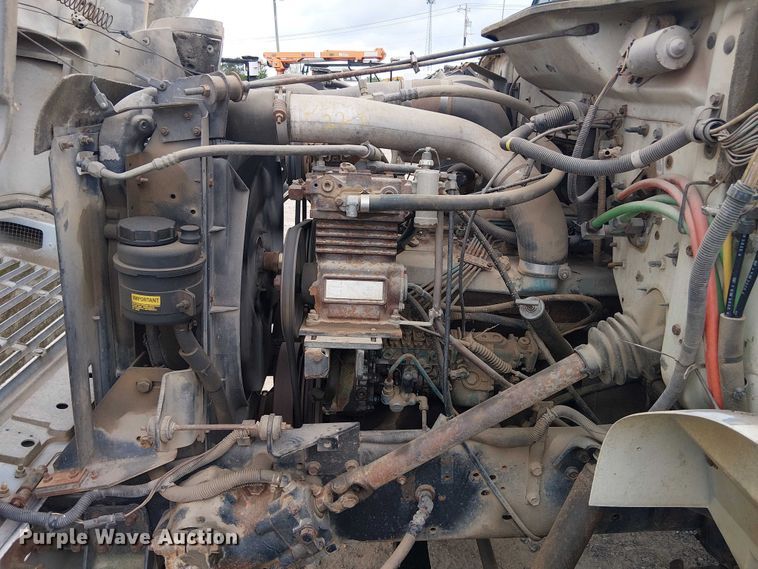 image for item DU3117 1993 International 4900 semi truck