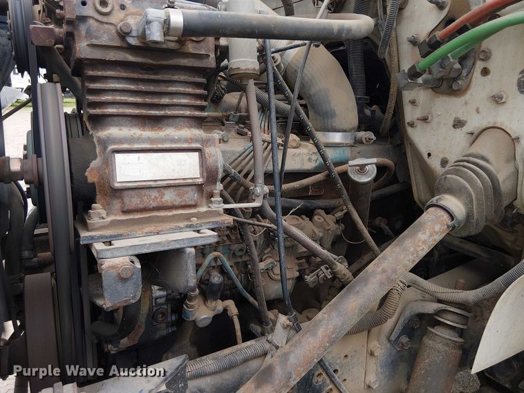 image for item DU3117 1993 International 4900 semi truck