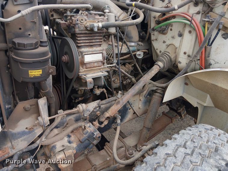 image for item DU3117 1993 International 4900 semi truck