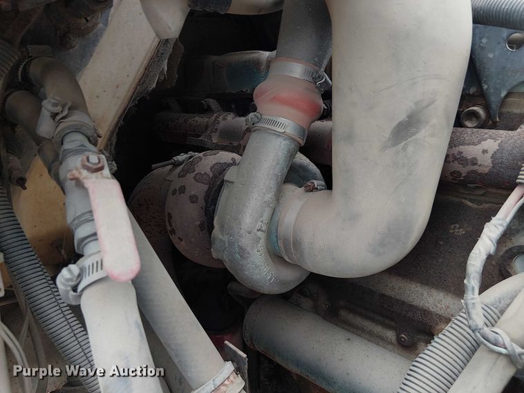 image for item DU3117 1993 International 4900 semi truck