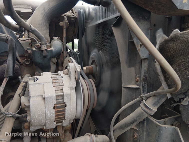 image for item DU3117 1993 International 4900 semi truck