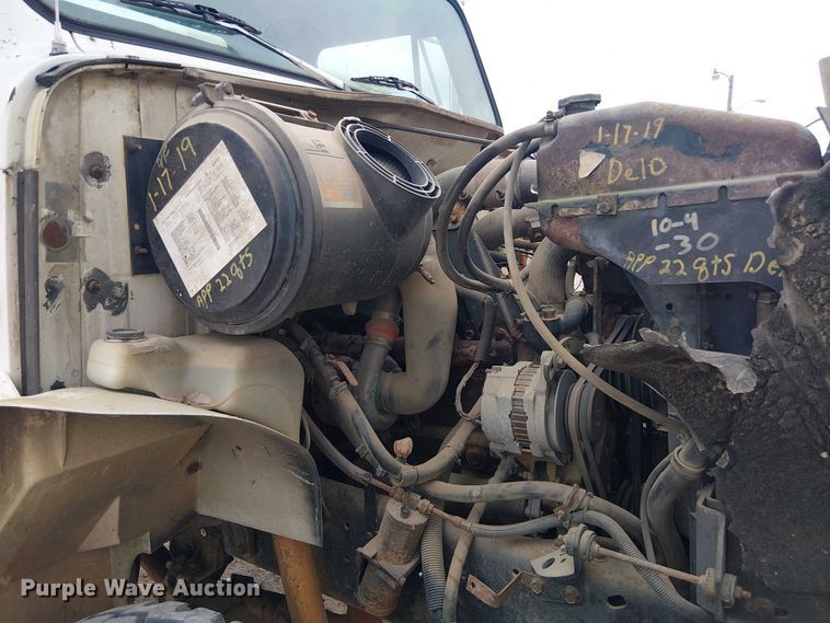 image for item DU3117 1993 International 4900 semi truck