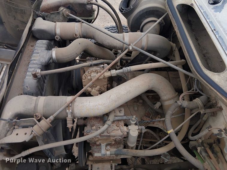 image for item DU3117 1993 International 4900 semi truck