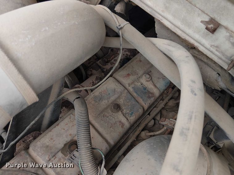 image for item DU3117 1993 International 4900 semi truck