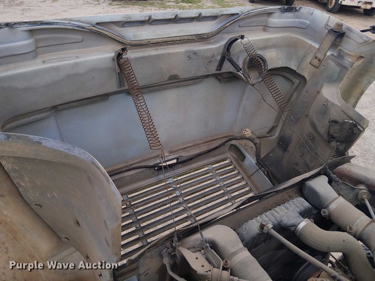 image for item DU3117 1993 International 4900 semi truck