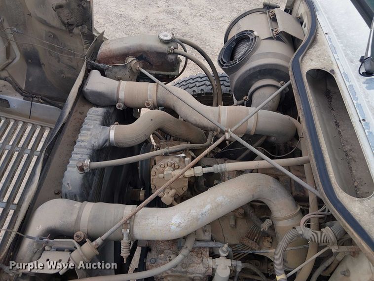 image for item DU3117 1993 International 4900 semi truck