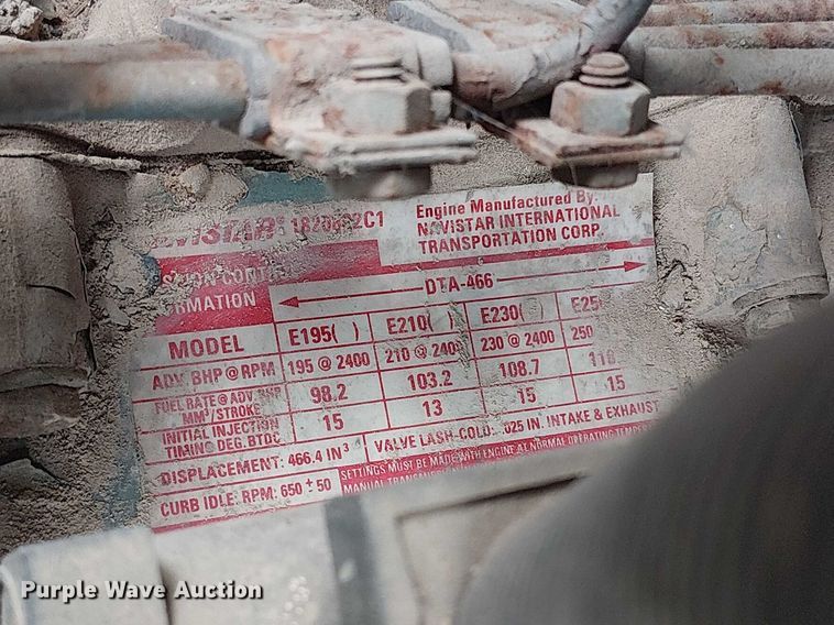 image for item DU3117 1993 International 4900 semi truck