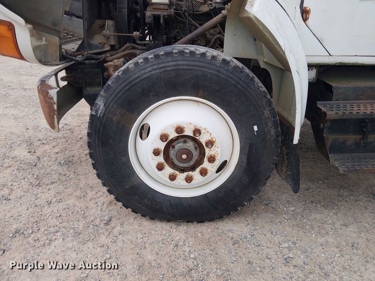 image for item DU3117 1993 International 4900 semi truck