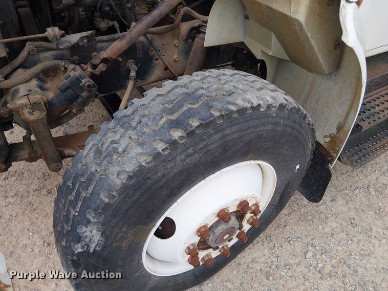 image for item DU3117 1993 International 4900 semi truck