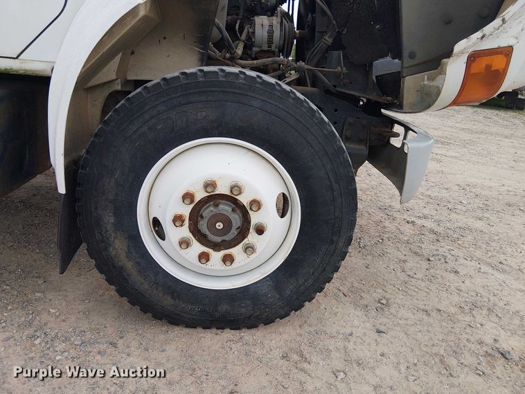 image for item DU3117 1993 International 4900 semi truck