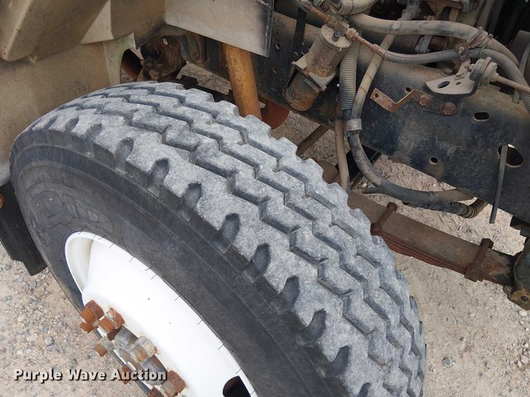 image for item DU3117 1993 International 4900 semi truck