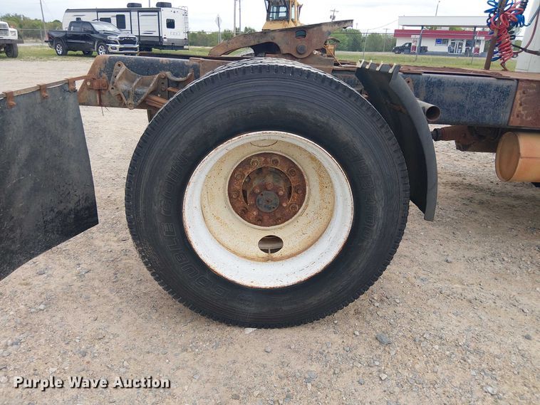 image for item DU3117 1993 International 4900 semi truck