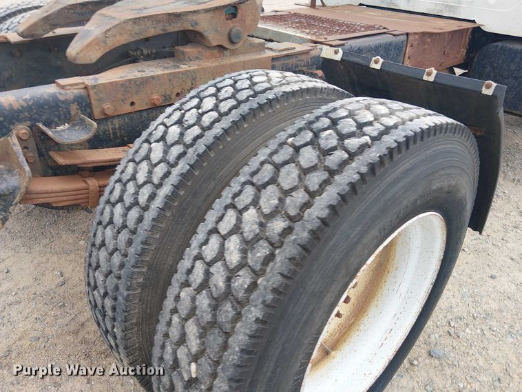 image for item DU3117 1993 International 4900 semi truck