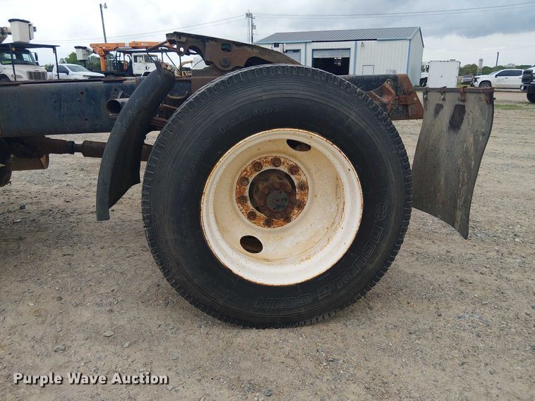 image for item DU3117 1993 International 4900 semi truck