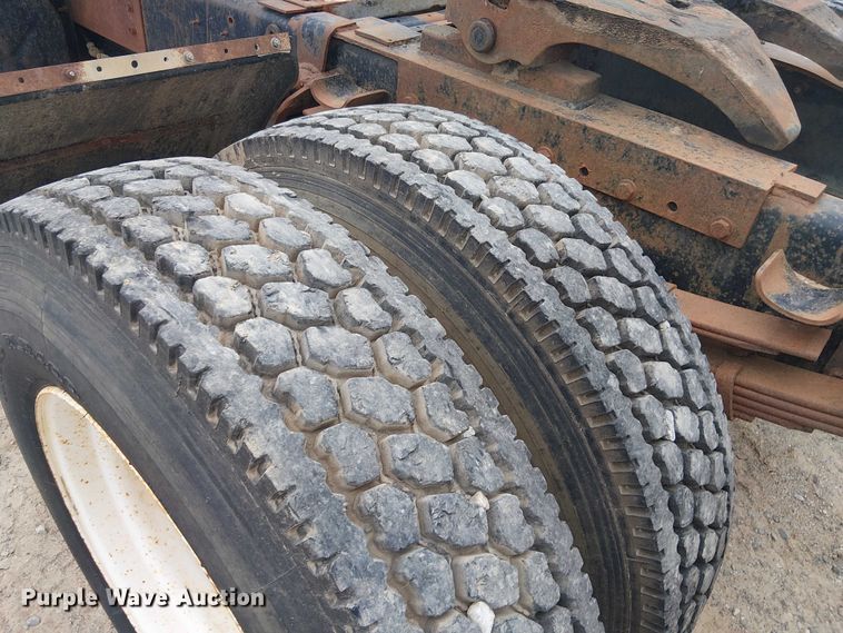 image for item DU3117 1993 International 4900 semi truck