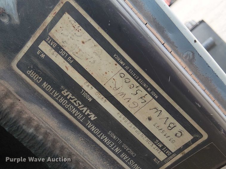 image for item DU3117 1993 International 4900 semi truck