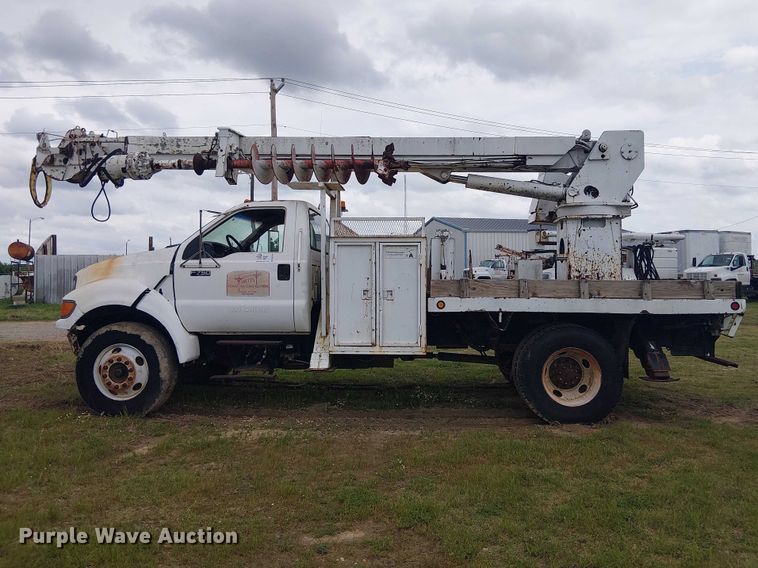 image for item DU3118 2000 Ford F750 digger derrick truck