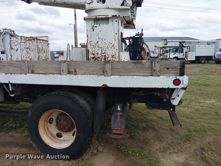 image for item DU3118 2000 Ford F750 digger derrick truck