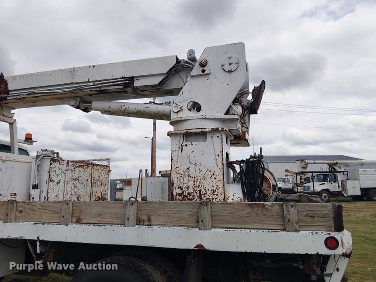 image for item DU3118 2000 Ford F750 digger derrick truck