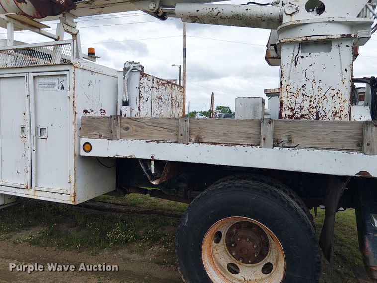 image for item DU3118 2000 Ford F750 digger derrick truck