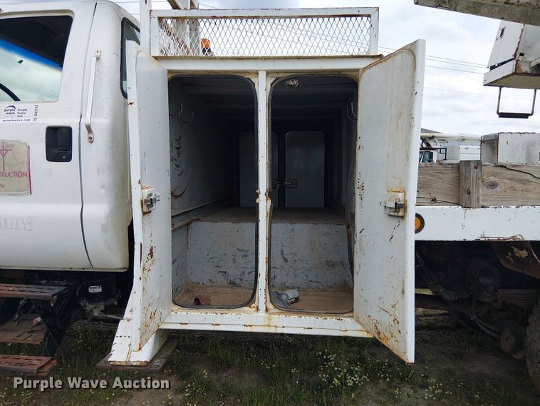 image for item DU3118 2000 Ford F750 digger derrick truck