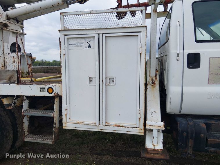 image for item DU3118 2000 Ford F750 digger derrick truck