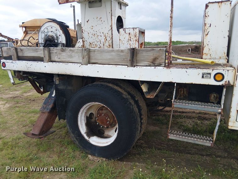 image for item DU3118 2000 Ford F750 digger derrick truck