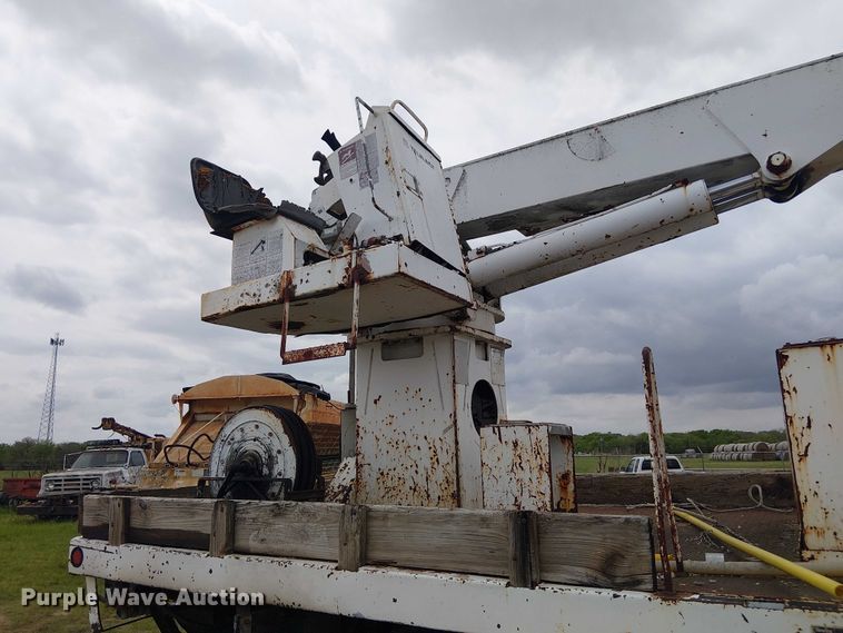 image for item DU3118 2000 Ford F750 digger derrick truck