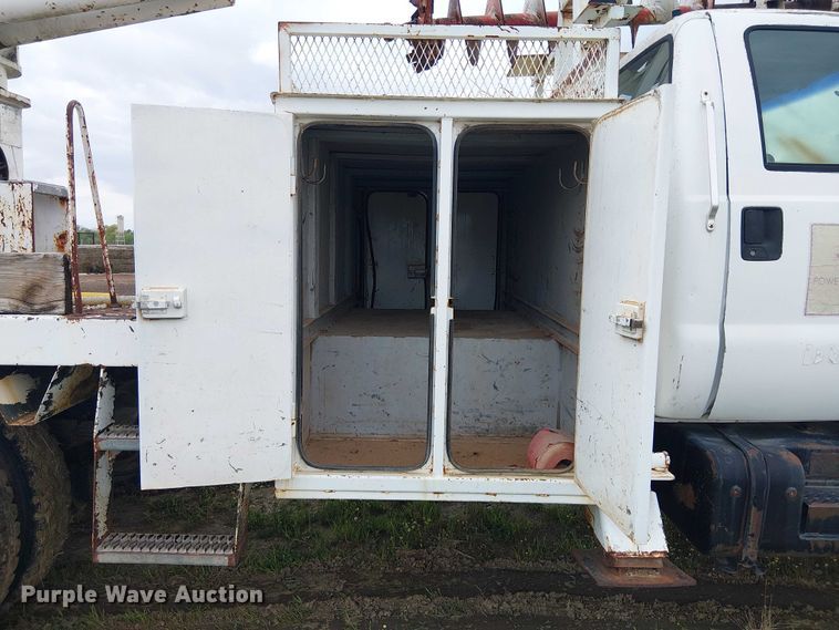 image for item DU3118 2000 Ford F750 digger derrick truck