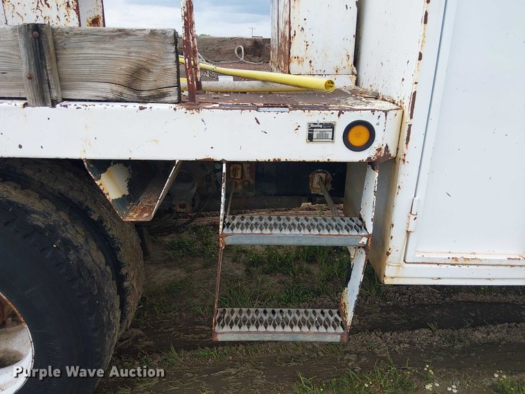 image for item DU3118 2000 Ford F750 digger derrick truck