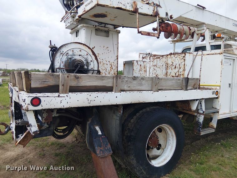 image for item DU3118 2000 Ford F750 digger derrick truck