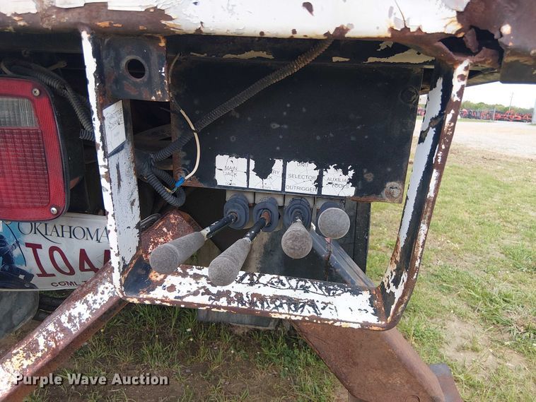 image for item DU3118 2000 Ford F750 digger derrick truck