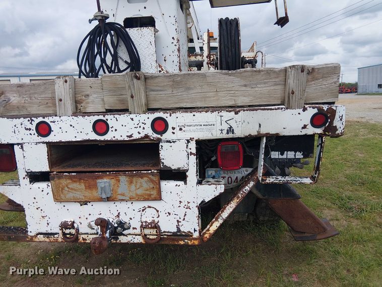 image for item DU3118 2000 Ford F750 digger derrick truck