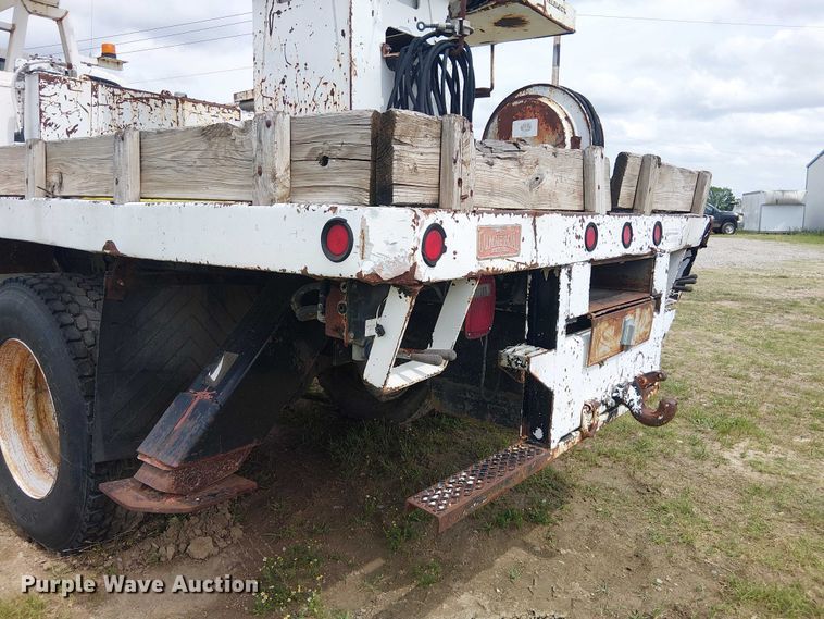 image for item DU3118 2000 Ford F750 digger derrick truck