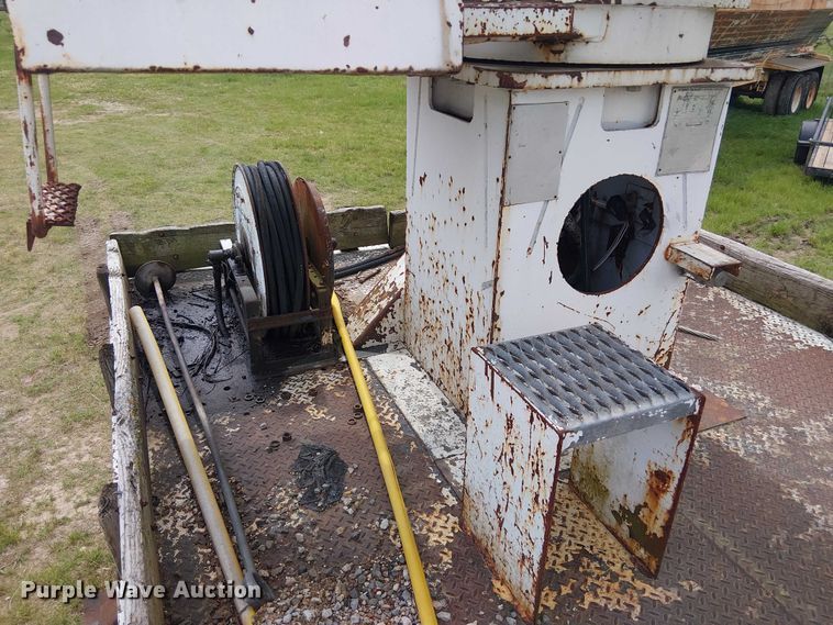 image for item DU3118 2000 Ford F750 digger derrick truck