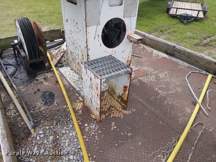 image for item DU3118 2000 Ford F750 digger derrick truck