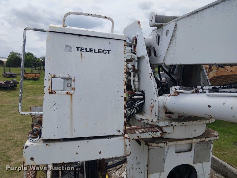 image for item DU3118 2000 Ford F750 digger derrick truck