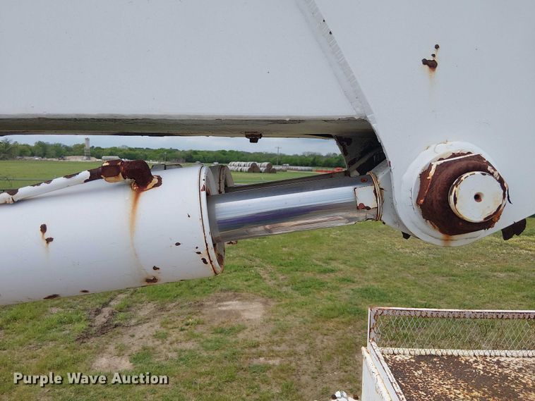 image for item DU3118 2000 Ford F750 digger derrick truck