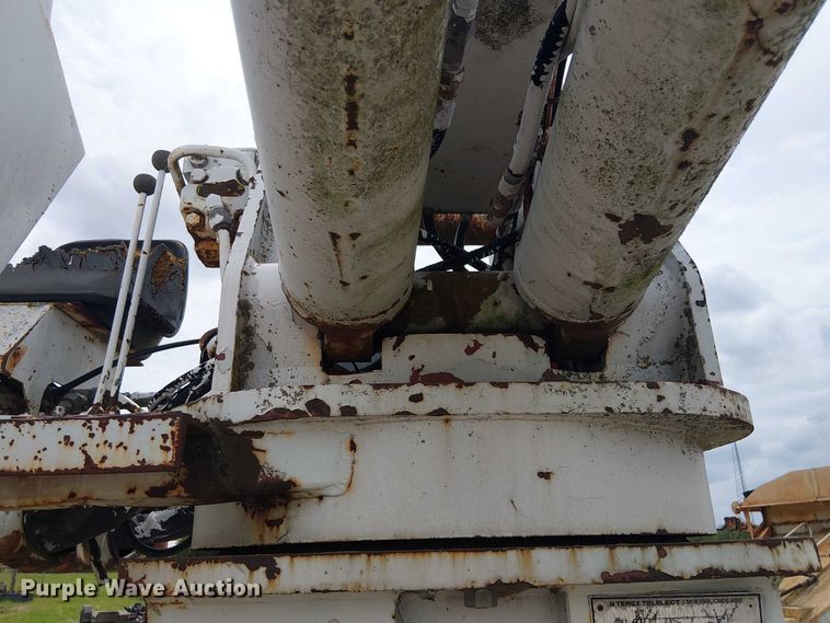 image for item DU3118 2000 Ford F750 digger derrick truck