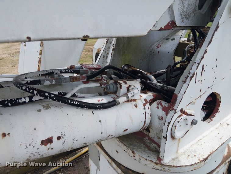 image for item DU3118 2000 Ford F750 digger derrick truck