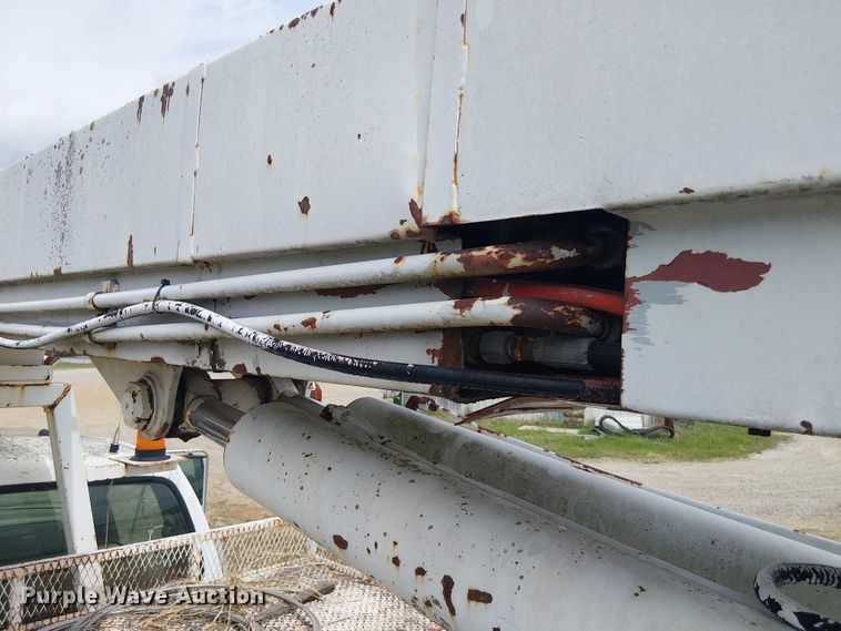 image for item DU3118 2000 Ford F750 digger derrick truck