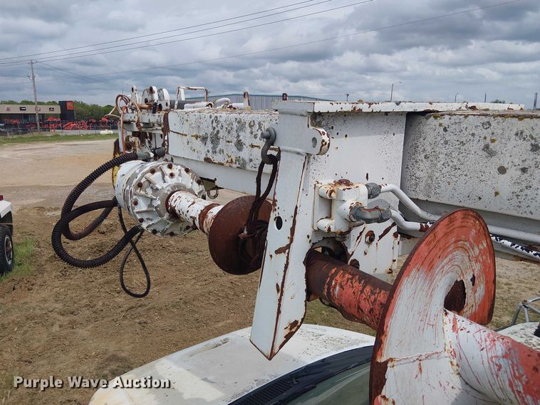 image for item DU3118 2000 Ford F750 digger derrick truck