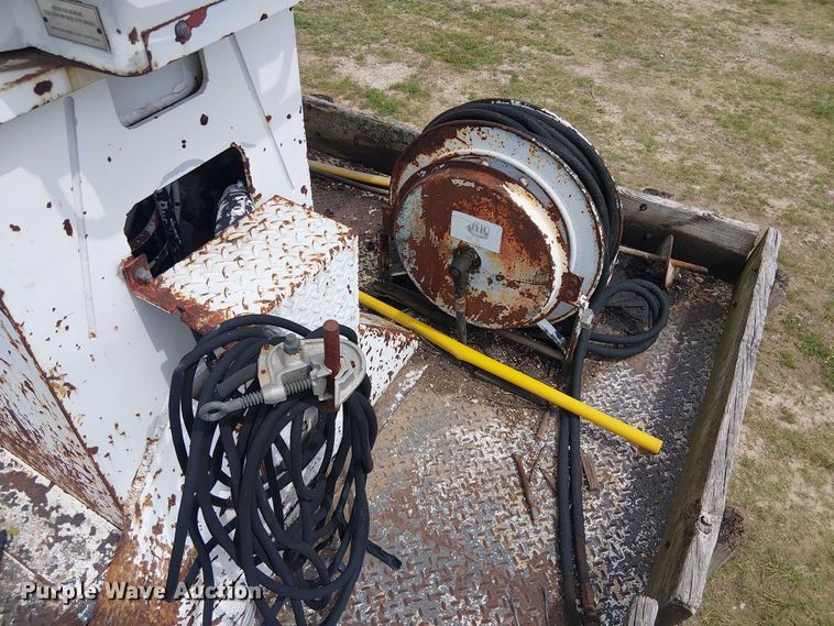 image for item DU3118 2000 Ford F750 digger derrick truck