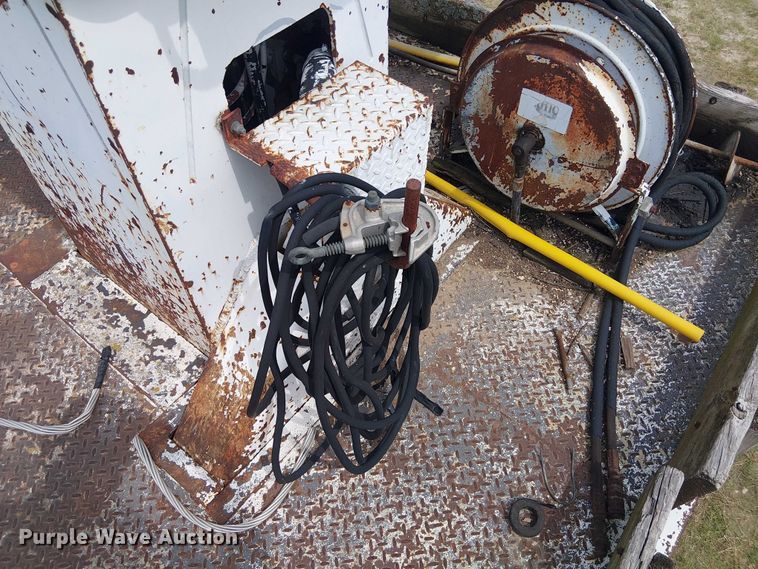 image for item DU3118 2000 Ford F750 digger derrick truck