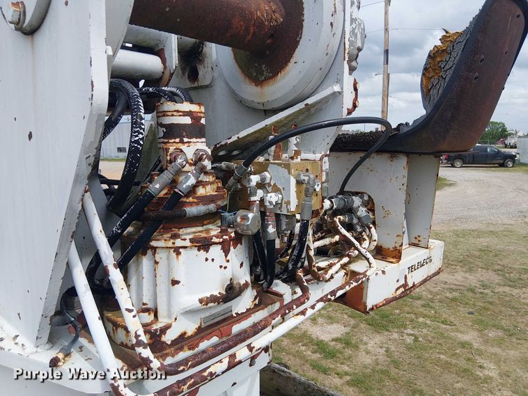 image for item DU3118 2000 Ford F750 digger derrick truck