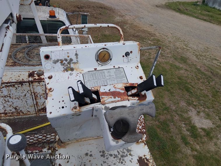 image for item DU3118 2000 Ford F750 digger derrick truck