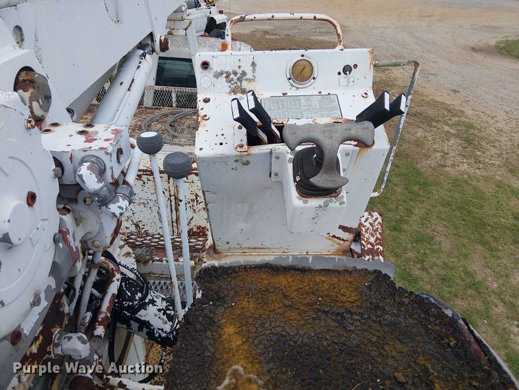 image for item DU3118 2000 Ford F750 digger derrick truck