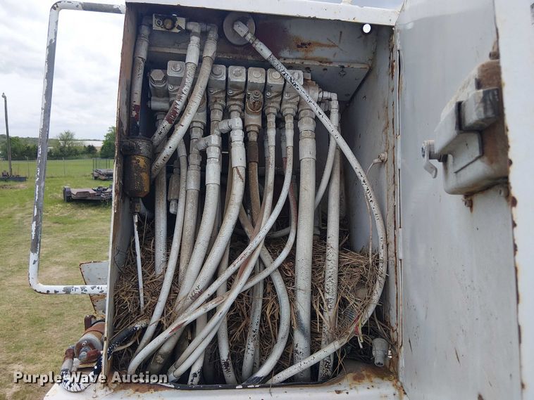 image for item DU3118 2000 Ford F750 digger derrick truck