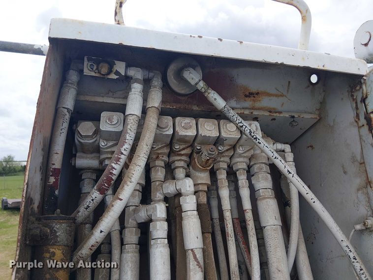 image for item DU3118 2000 Ford F750 digger derrick truck