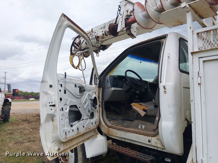 image for item DU3118 2000 Ford F750 digger derrick truck